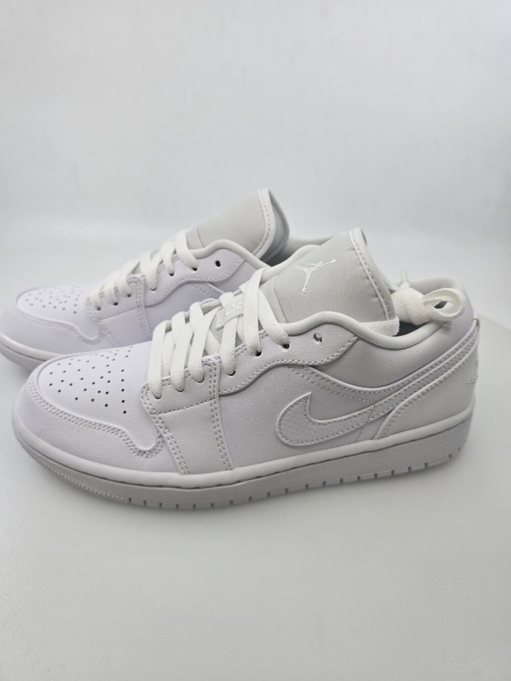 WOMAN'S AIR JORDAN 1 LOW AO9944 111 / SIZE 8